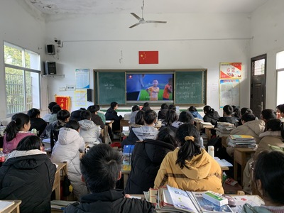 桃源三中组织收看“我是接班人”湖南省网络大课堂活动 社会大课堂引领德育新风尚